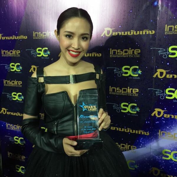 “น้ำชา” คว้ารางวัล “50 Sexiest Of The Year” งาน “Star’s Light Awards 2015”