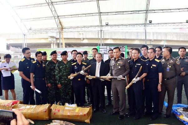 ภาพข่าว: อธิบดีกรมศุลกากรร่วมแถลงข่าวประสานความร่วมมือการแก้ไขปัญหาการลักลอบค้างาช้างและนำส่งของกลางงาช้าง