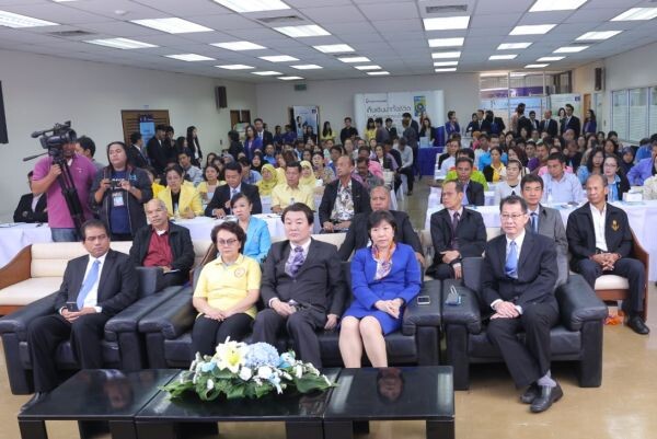 ธ.กรุงเทพ ร่วมกับ สนพ.ประพันธ์สาส์น และนายอินทร์หาดใหญ่ มอบหนังสือนิทาน2ภาษาให้เด็กใต้ ครั้งที่ 7