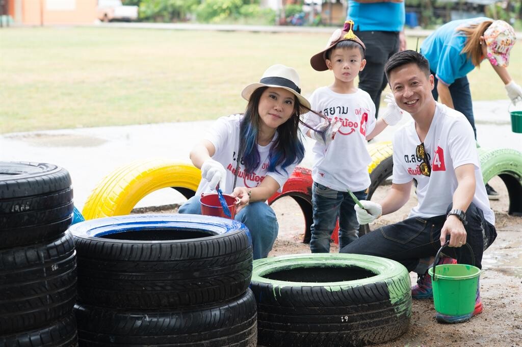 "ต.สยาม เติมยิ้มให้น้องปีที่ 4 "ยกพลบุกเพชรบุรี สร้างสนามเด็กเล่นจากยางรถยนต์ มอบเป็นของขวัญวันเด็ก