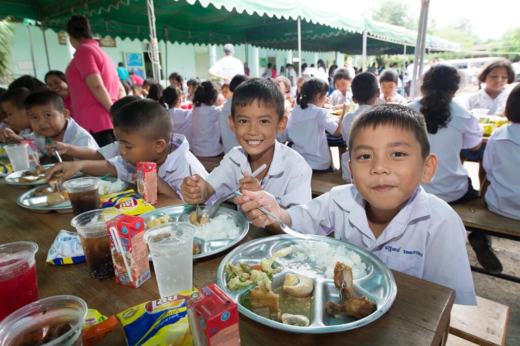 "ต.สยาม เติมยิ้มให้น้องปีที่ 4 "ยกพลบุกเพชรบุรี สร้างสนามเด็กเล่นจากยางรถยนต์ มอบเป็นของขวัญวันเด็ก