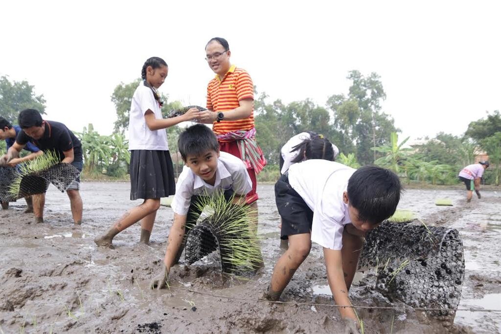 ภาพข่าว: ธรรมศาสตร์ นำเยาวชนสัมผัส “นวัตกรรมการดำนาน้ำน้อย” รับวันเด็ก 59