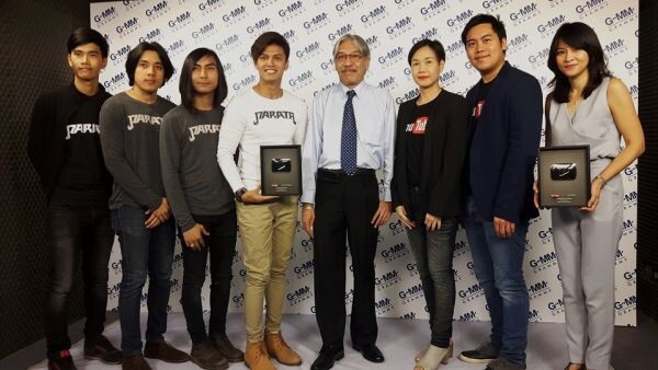 Parata รับรางวัล Silver Play Button จาก YouTube Channel 100,000 Subscribers