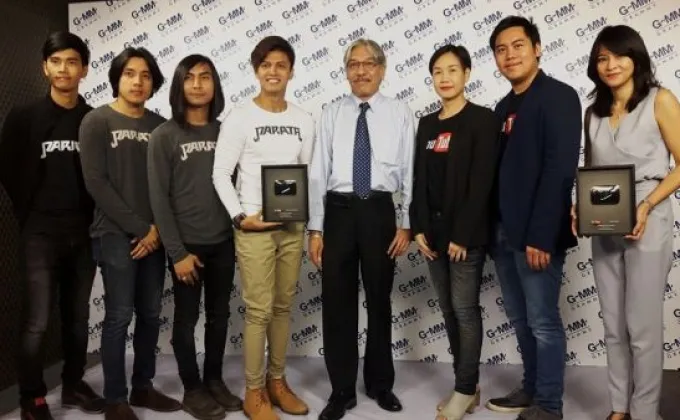 Parata รับรางวัล Silver Play Button