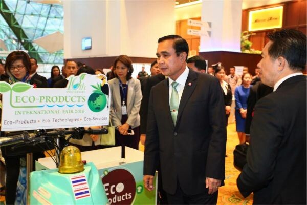 ภาพข่าว: นายกฯ เยี่ยมชมบูธ Eco-Products International Fair 2016