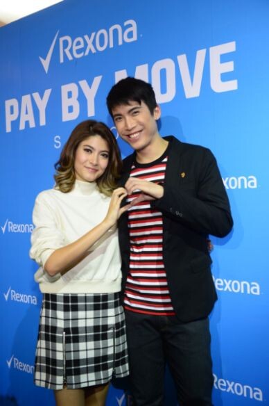 มาร์กี้-ป๊อก โชว์ดวลหมัด ยิ่งขยับยิ่งหอมสดชื่น!!! ในงาน “REXONA Pay by Move Shop”