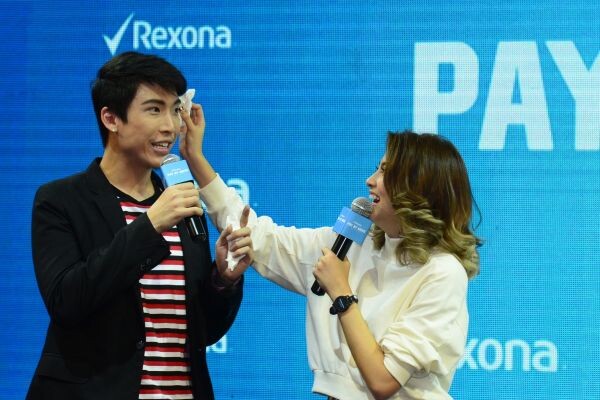 มาร์กี้-ป๊อก โชว์ดวลหมัด ยิ่งขยับยิ่งหอมสดชื่น!!! ในงาน “REXONA Pay by Move Shop”