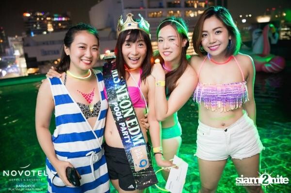 สุดมันส์กับพูลปาร์ตี้ Neon EDM ที่บาร์นายน์ โรงแรมโนโวเทล กรุงเทพ แพลทินัม ประตูน้ำ