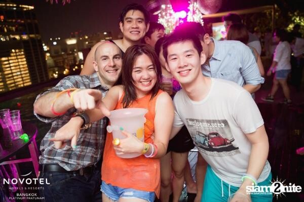 สุดมันส์กับพูลปาร์ตี้ Neon EDM ที่บาร์นายน์ โรงแรมโนโวเทล กรุงเทพ แพลทินัม ประตูน้ำ