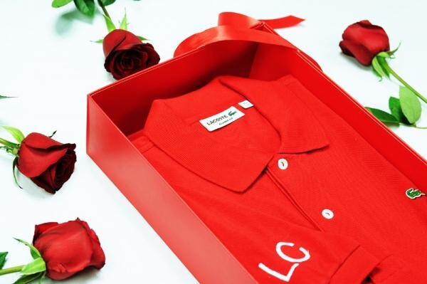 “ลาคอสท์” มอบของขวัญฉลองเทศกาลวาเลนไทน์ จัดแคมเปญ VALENTINE SURPRISE BY LACOSTE บริการจัดส่งชุดของขวัญ ROMANCE WITH LACOSTE “เสื้อโปโลลาคอสท์ปักอักษรคู่รัก” พร้อม “ดอกกุหลาบเคนย่า” ดอกโต