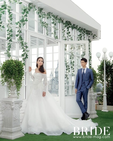 เมญ่า - นนธวรรณ สวยสง่ากับชุดวิวาห์ลูกไม้สุดหรู ใน BRIDE Magazine