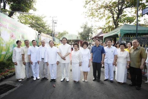 ภาพข่าว: พลเอก ธนะศักดิ์ ปฏิมาประกร รองนายกรัฐมนตรี เป็นประธานในพิธีตักบาตรพระสงฆ์ ๗๑ รูป เนื่องในวันมาฆบูชา