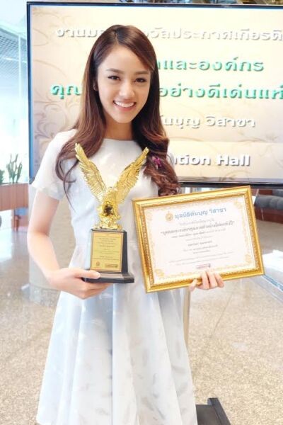 เจด้า ศรัณย่า นางเอกทอง10 รับรางวัล “บุคคลและองค์กรคุณภาพตัวอย่างดีเด่นแห่งปี ”