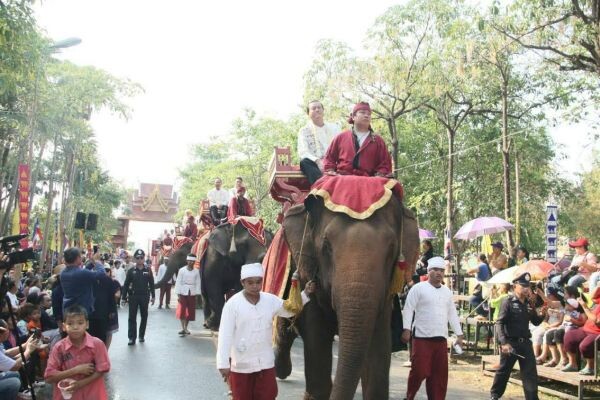 ภาพข่าว: ศาสตราจารย์ ดร.อภินันท์ โปษยานนท์ ปลัดกระทรวงวัฒนธรรม ขึ้นนั่งช้างในขบวนแห่เครื่องสักการะพระธาตุช่อแฮ