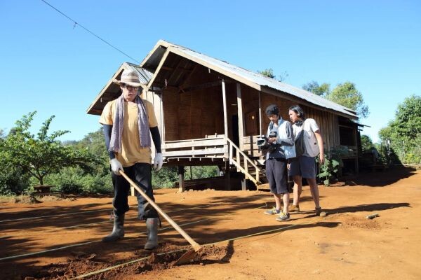 แอบส่อง “เบิร์ด-ธงไชย” นอนกลางดิน กินกลางทราย!! ในทีวีมูฟวี่ “รักคำเดียว ภารกิจ คลุกฝุ่น”