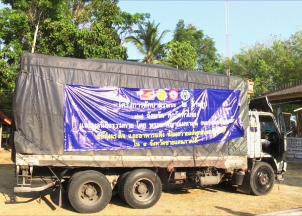 มูลนิธิธรรมกาย โดยดำริพระเทพญาณมหามุนี นำอาหารแห้งจากโครงการตักบาตรพระ 2 ล้านรูป ฯ มอบช่วยเหลือแด่วัด และองค์กรต่างๆ จำนวน 31 องค์กร 4 จว.ชายแดนใต้