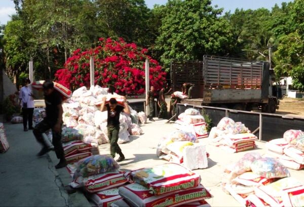 มูลนิธิธรรมกาย โดยดำริพระเทพญาณมหามุนี นำอาหารแห้งจากโครงการตักบาตรพระ 2 ล้านรูป ฯ มอบช่วยเหลือแด่วัด และองค์กรต่างๆ จำนวน 31 องค์กร 4 จว.ชายแดนใต้