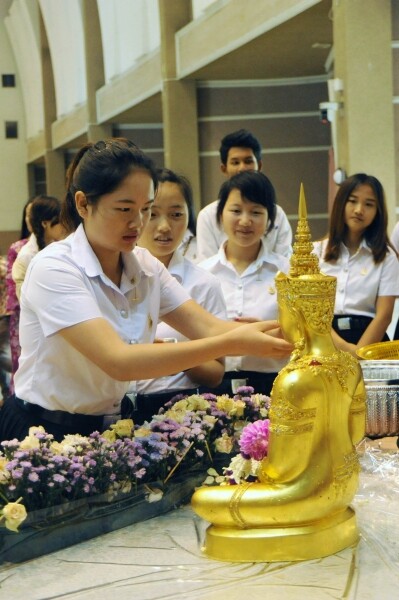 หนุ่มสาวรั้วบัวสวรรค์ธัญบุรี ชวนเล่นสงกรานต์แบบไทย 'ใช้น้ำอย่างรู้คุณค่า’