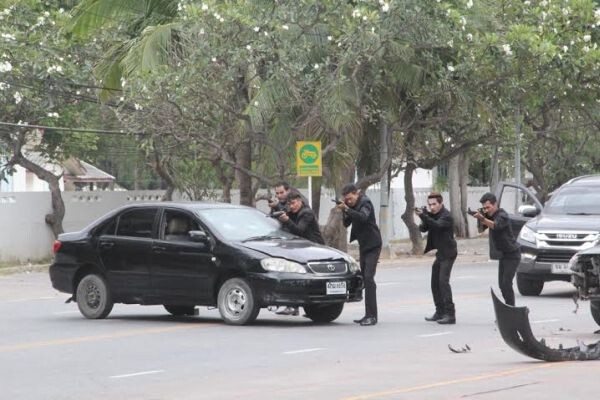 เบื้องหลังละคร “ขุนกระทิง” โอริเวอร์ จัดหนัก จัดเต็ม “ขุนกระทิง” บึ๊ม!!! รถคอนเทรนเนอร์กลางถนนบางแสน