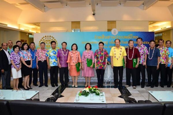 ภาพข่าว: พิธีสรงน้ำพระพุทธรูปประจำกรมศุลกากรและรดน้ำขอพรอดีตผู้บริหาร