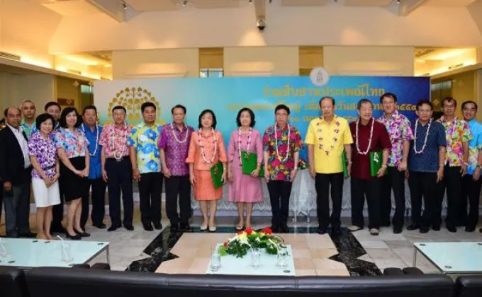 ภาพข่าว: พิธีสรงน้ำพระพุทธรูปประจำกรมศุลกากรและรดน้ำขอพรอดีตผู้บริหาร