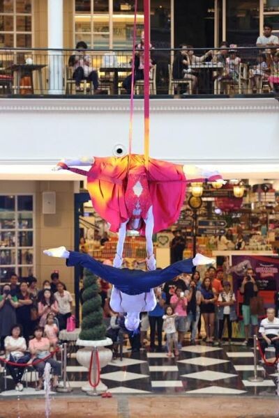 “ครูเล้ง-ราชนิกร” เตรียมขนทีมโชว์ Aerial Acrobat Performance กายกรรมโหนผ้าระดับโลก ฉลองสงกรานต์ให้ “เดอะ พรอมานาด” กับงาน “ซัมเมอร์ คาร์นิวัล”