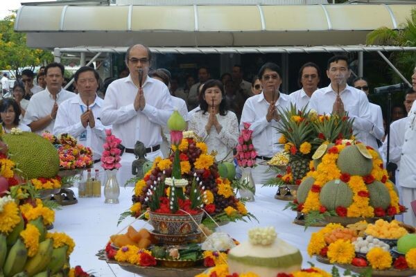 สถานีโทรทัศน์สีกองทัพบกช่อง 7 จัดพิธีไหว้ครูและครอบครู เพื่อความเป็นสิริมงคลแก่ ผู้ผลิตรายการ ผู้ผลิตละคร นักแสดง