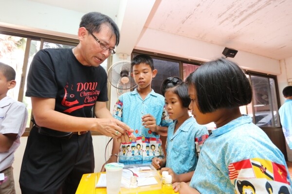 ดาว ประเทศไทย นำคณะครูต้นแบบจัด “ห้องเรียนเคมีดาวสัญจร” ในอยุธยา พร้อมขยายองค์ความรู้ “เทคนิคปฏิบัติการเคมีแบบย่อส่วน” สู่โรงเรียนทั่วประเทศ