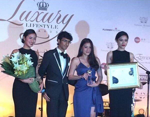 ภาพข่าว: “ขวัญข้าว” ดังไกลเหินฟ้าบินสิงคโปร์ รับรางวัล Luxury Lifestyle Awards Asia 2015