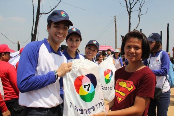 “นินิว-เติ้ล” ลงพื้นที่เร่งด่วน มอบถุงยังชีพให้ผู้ประสบภัยไฟไหม้ป่า อ.แม่อาย ในโครงการ “7สี ช่วยชาวบ้าน”