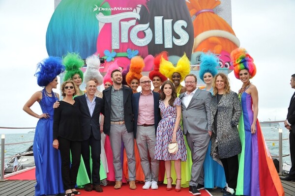 Movie Guide: Anna Kendrick และ Justin Timberlake เดินสายโปรโมท Trolls พร้อมแสดงโชว์บนเวที ในงาน Cannes Film Festival 2016