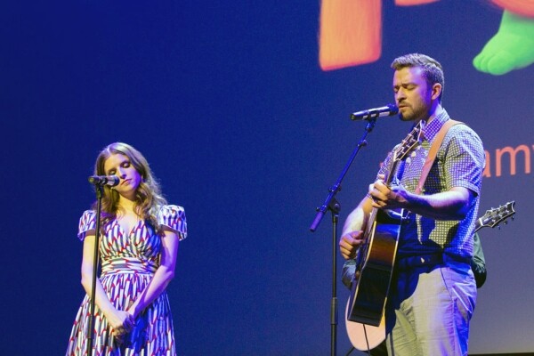 Movie Guide: Anna Kendrick และ Justin Timberlake เดินสายโปรโมท Trolls พร้อมแสดงโชว์บนเวที ในงาน Cannes Film Festival 2016