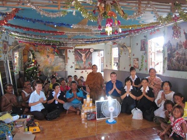 ชาวเลราไวย์ ตื้นตัน มีไฟฟ้าใช้แล้ว หลังรอมาทั้งชีวิต “พระครูวิมลปัญญาคุณ (The Solar Monk) ชู โครงการ "ค่าไฟสามบาทใช้ทั้งชาติไม่มีวันหมด" ด้วย Solar Cell ออฟกริด