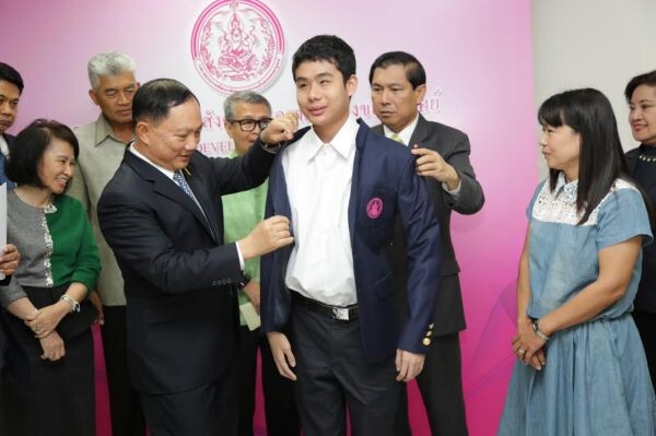 รมว.พม. มอบโล่ประกาศเกียรติคุณและใบประกาศนียบัตร “คนพิการต้นแบบ” ให้แก่นิสิตพิการทางการเห็น แต่มุ่งมั่นเรียนจนได้เกียรตินิยมอันดับ ๑