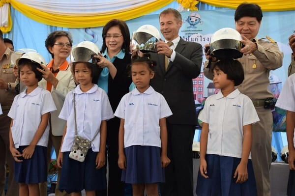 ปลูกจิตสำนึกเยาวชนไทย สร้างวินัยจราจร ผ่านสื่อนิทานและละครหุ่น ลดอุบัติเหตุในชุมชน ในโครงการ “เดินทางปลอดภัยสวมหมวกนิรภัยมาโรงเรียน”