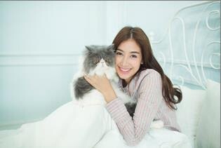 Gossip News: มิ้นต์ - ชาลิดา วิจิตรวงศ์ทอง ต้องแบ่งเวลาให้น้องแมวสุดรัก