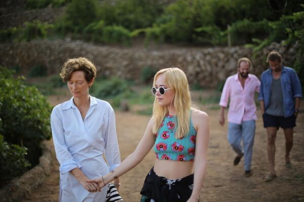 Movie Guide: แบรนด์ดัง คริสเตียน ดิออร์ จัดเต็ม ออกแบบชุดสวย ให้ทิลดา สวินตันใน A bigger Splash : ซัมเมอร์ร้อนรัก