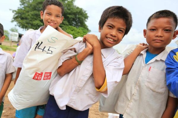 ยูนิโคล่ รวมพลังส่งต่อความอบอุ่นและความสุข มอบเสื้อผ้ากว่า 30,000 ชิ้น จาก โครงการ 10 Million Ways to HELP ให้ผู้ขาดแคลนในจังหวัดตาก