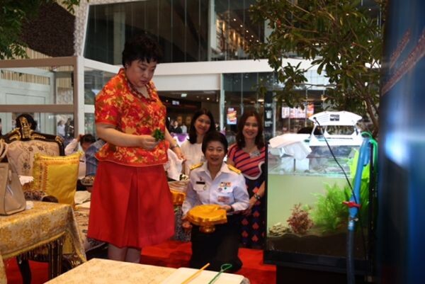 พระเจ้าวรวงศ์เธอ พระองค์เจ้าโสมสวลี พระวรราชาทินัดดามาตุ เสด็จทรงจัดตู้ปลา ฝีพระหัตถ์ ในงาน “วันประมงน้อมเกล้าฯ ครั้งที่ 28”