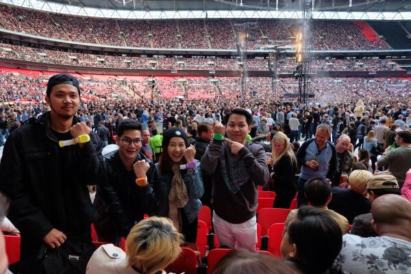 ดีเจคาร์ล่า นำทีมโยกไม่ยั้งกับ COLDPLAY LIVE IN LONDON