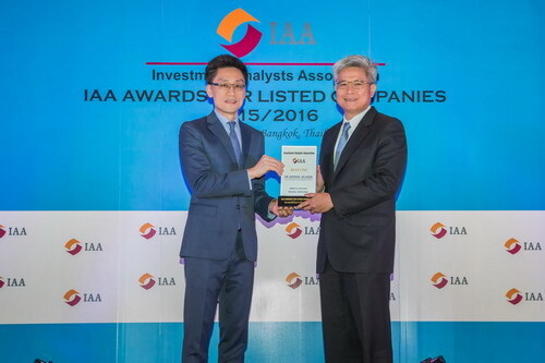 ภาพข่าว: ผู้บริหารทรู รับรางวัล IAA Awards for Listed Companies 2015/2016