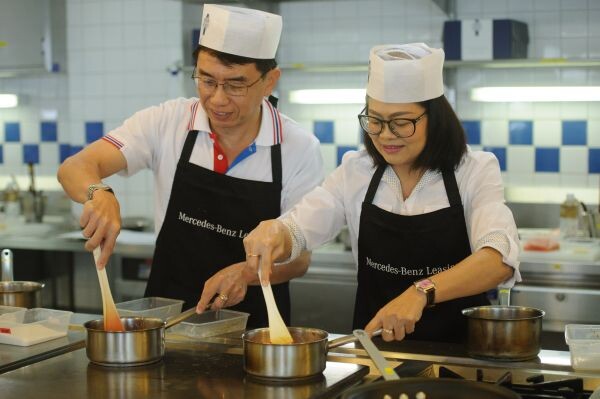 เมอร์เซเดส-เบนซ์ ลีสซิ่ง จัดเวิร์คช็อป “MBLT: The Taste of Mediterranean Cuisine” ชวนลูกค้าคนพิเศษร่วมทำอาหารเพื่อสุขภาพสไตล์เมดิเตอร์เรเนียนกับเชฟมืออาชีพจาก เลอ กอร์ดอง เบลอ ดุสิต