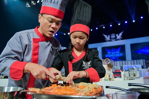 ทีวีไกด์: รายการ "เชฟกระทะเหล็ก ประเทศไทย (Iron Chef Thailand)" ประกาศตามหา “เชฟรุ่นเด็ก” ร่วมแข่งขันชิงตำแหน่ง “เชฟกระทะเด็ก เชฟกระทะเหล็กประเทศไทย” คนแรก!