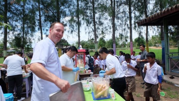 หัวหิน แมริออท รีสอร์ท และ สปา พร้อมทีมเชฟใหญ่จาก 6 โรงแรมดังในหัวหิน จัดกิจกรรม Chef’s + F&B Get Together มอบอาหารมื้อพิเศษแก่เด็กๆ ณ โรงเรียนบ้านหนองตาฉาว หัวหิน