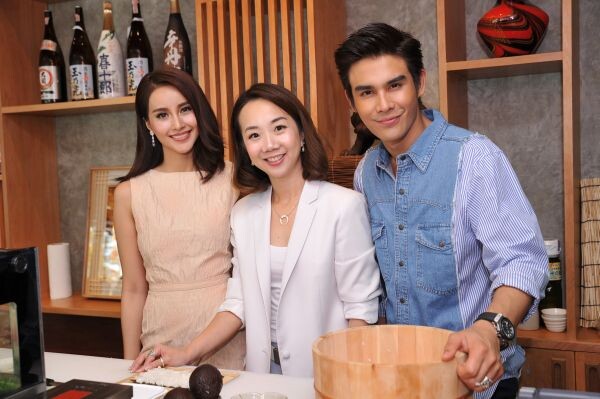 น้ำฝน โชว์ฝีมือขั้นเทพ ทำซูชิจานโปรดในงานเปิดตัวร้านอาหารทานาเบะ