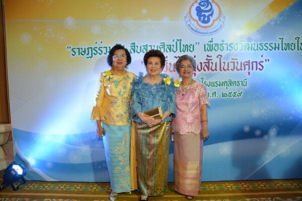 เหล่าเซเลปฯคนดังร่วมสานวัฒนธรรมไทย ชวนคนไทยนุ่งซิ่น-ไม่นุ่งสั้น-ในวันศุกร์