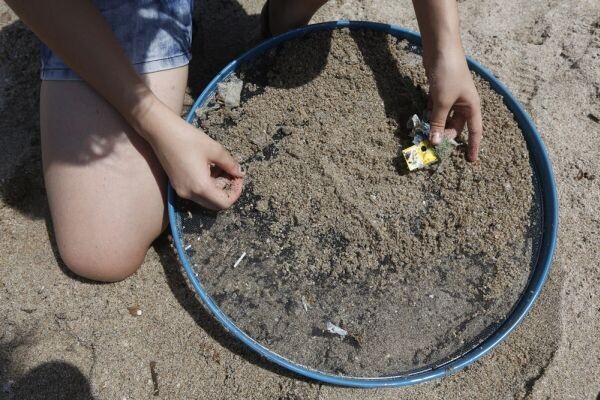 เยาวชนกรีนพีซทำความสะอาดชายหาดบางแสน เรียนรู้ปัญหาขยะในท้องทะเล