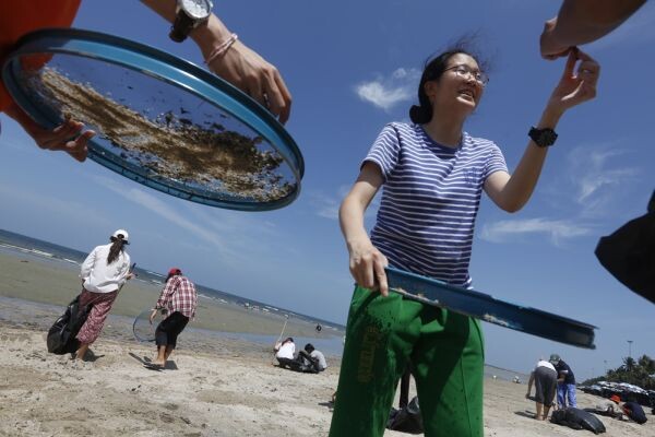 เยาวชนกรีนพีซทำความสะอาดชายหาดบางแสน เรียนรู้ปัญหาขยะในท้องทะเล