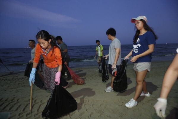 เยาวชนกรีนพีซทำความสะอาดชายหาดบางแสน เรียนรู้ปัญหาขยะในท้องทะเล