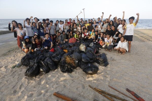 เยาวชนกรีนพีซทำความสะอาดชายหาดบางแสน เรียนรู้ปัญหาขยะในท้องทะเล